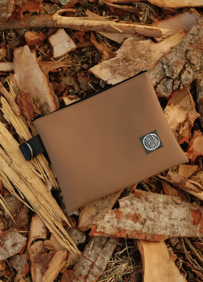 Light brown dopp pack